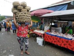 Perempuan Pekerja Keras: Tulang Punggung Masyarakat dan Penggerak Kesetaraan