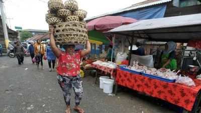 Perempuan Pekerja Keras: Tulang Punggung Masyarakat dan Penggerak Kesetaraan